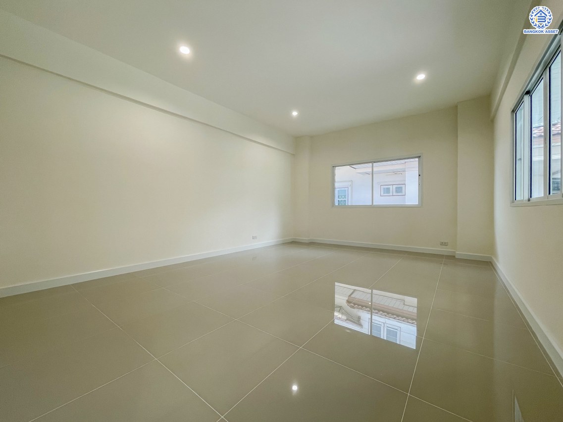 บ้านมือสองตกแต่งใหม่ โครงการ นาราภิรมย์ พุทธมณฑลสาย3 ตกแต่งหรูหรา เนื้อที่ 108.2 ตร.ว. พื้นที่ใช้สอย 257.32 ตร.ม. ฟังก์ชัน 4 ห้องนอน 3 ห้องน้ำ 1 ห้องอเนกประสงค์ จอดรถได้ 2 คัน บนทำเลเชื่อมต่อเมือง ใกล้เซ็นทรัลศาลายา, เดอะมอลล์บางแค และทางคู่ขนานลอยฟ้าบรมราชชนนี รายล้อมด้วยสิ่งอำนวยความสะดวกครบ